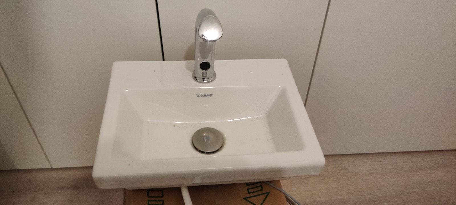 Lavabo blanc Duravit avec robinet (électronique), Enlèvement, Comme neuf, Pierre, Lavabo