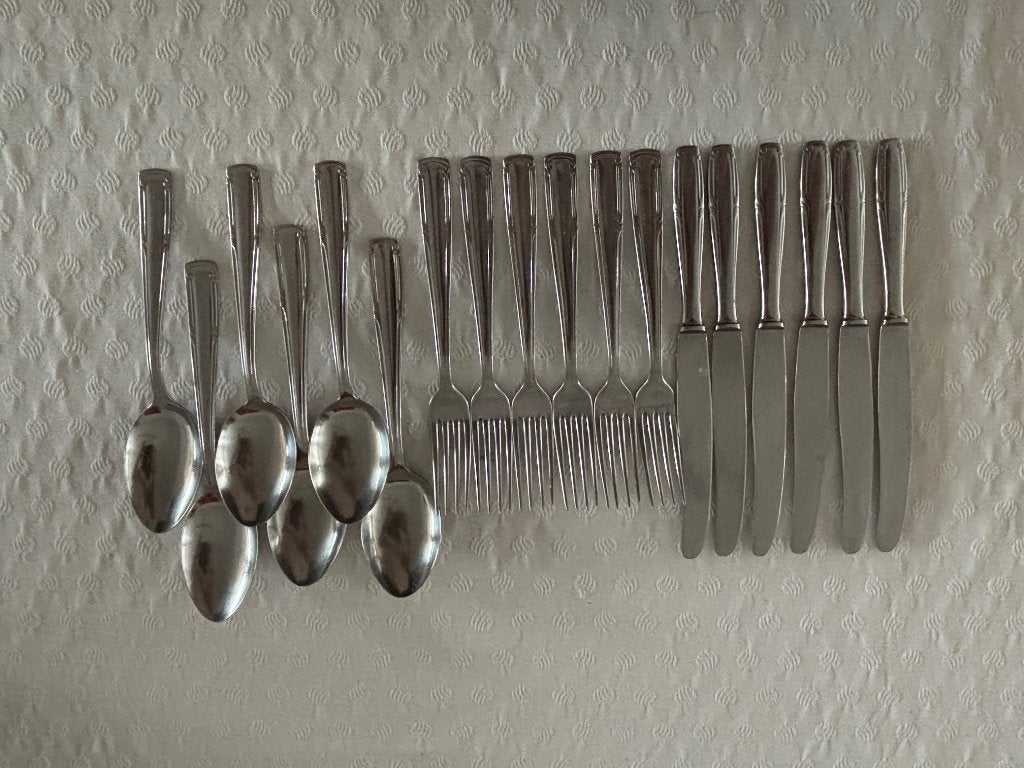 Coutellerie vintage 18 pièces, Maison & Meubles, Cuisine | Couverts, Enlèvement, Comme neuf, Inox ou Chrome, Set de couverts
