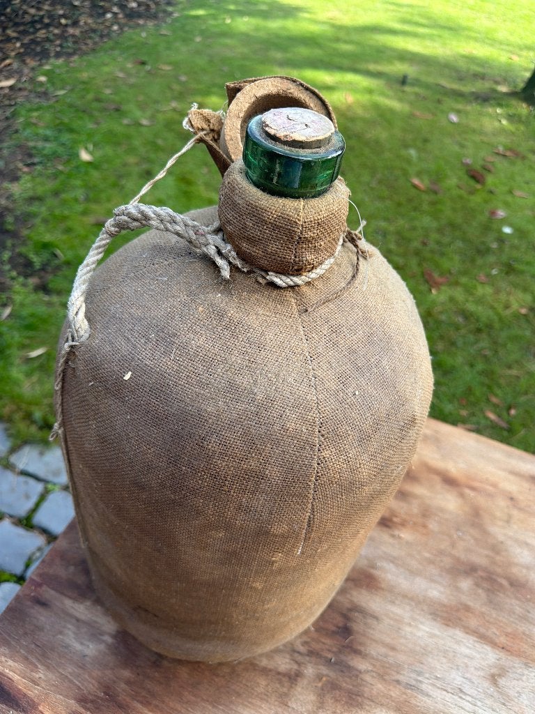 Antieke water/wijnfles met jute, Ophalen