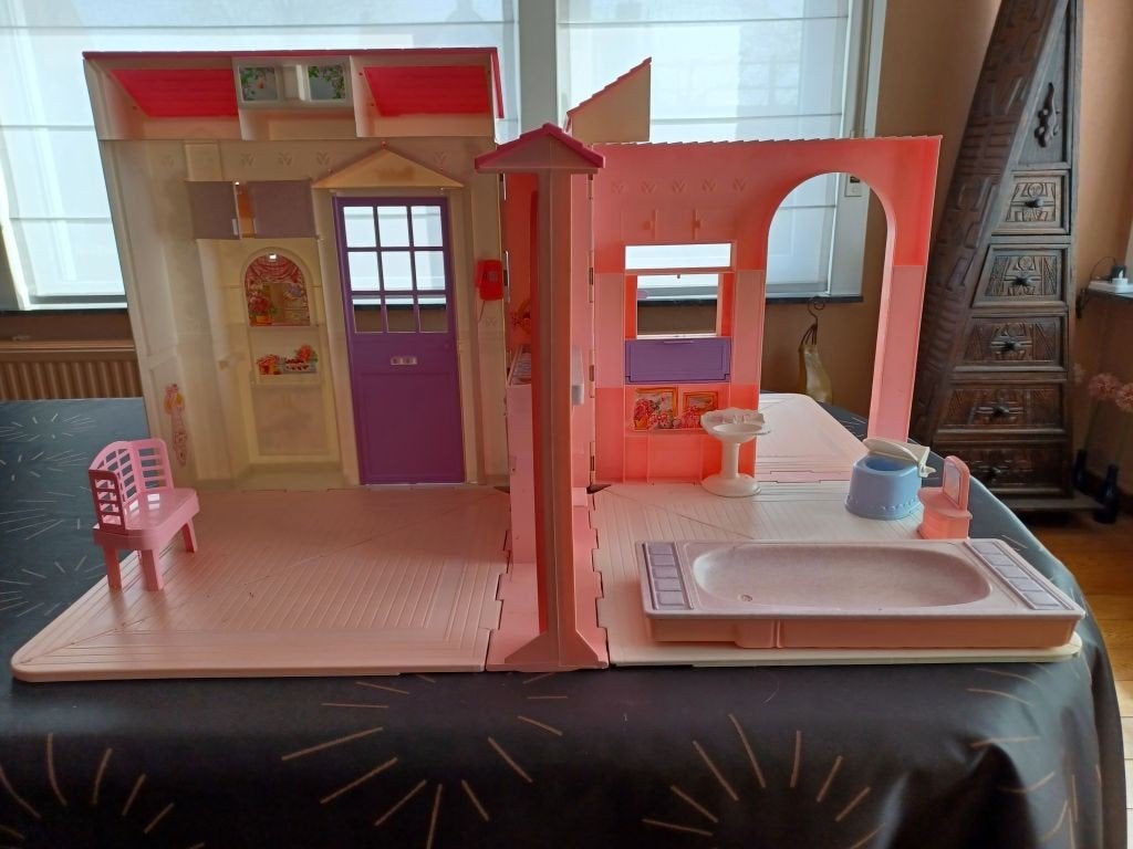 Barbiehuis + poppen, Kinderen en Baby's, Ophalen, Gebruikt, Poppenhuis