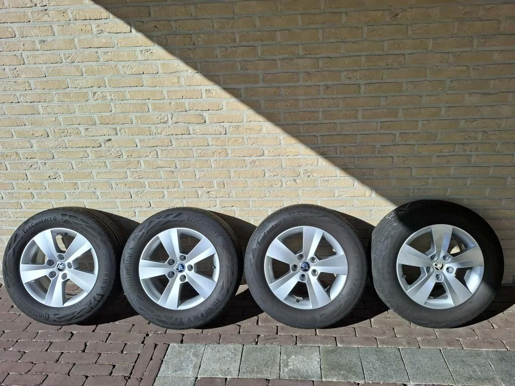 Skoda velgen + zomerbanden 16 inch, Autos : Pièces & Accessoires, Pneus & Jantes, Jante(s), Pneus été, 16 pouces, 215 mm, Véhicule de tourisme