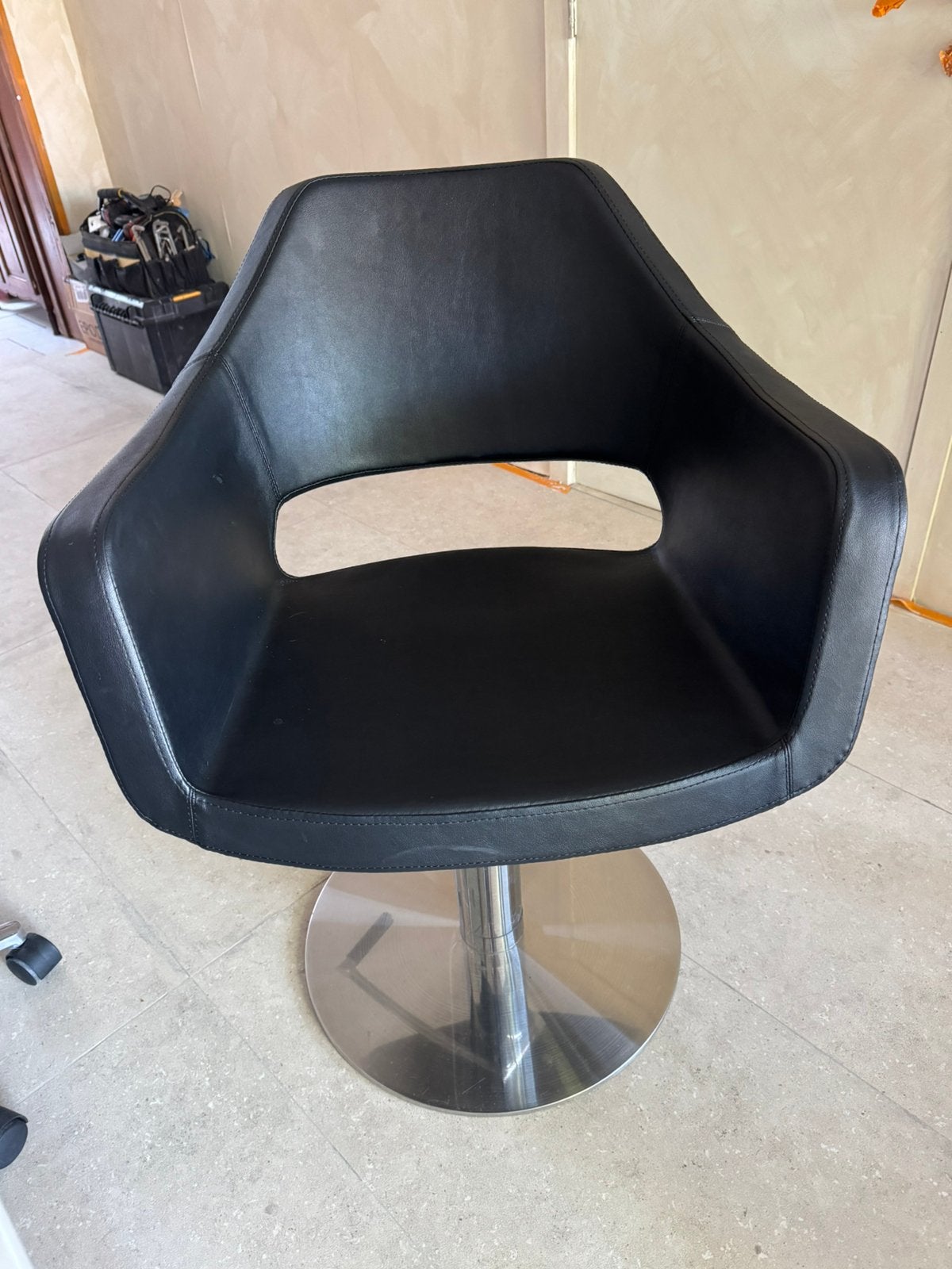Zwarte pomstoel/kappersstoel, Ophalen, Ergonomisch, Zo goed als nieuw, Zwart