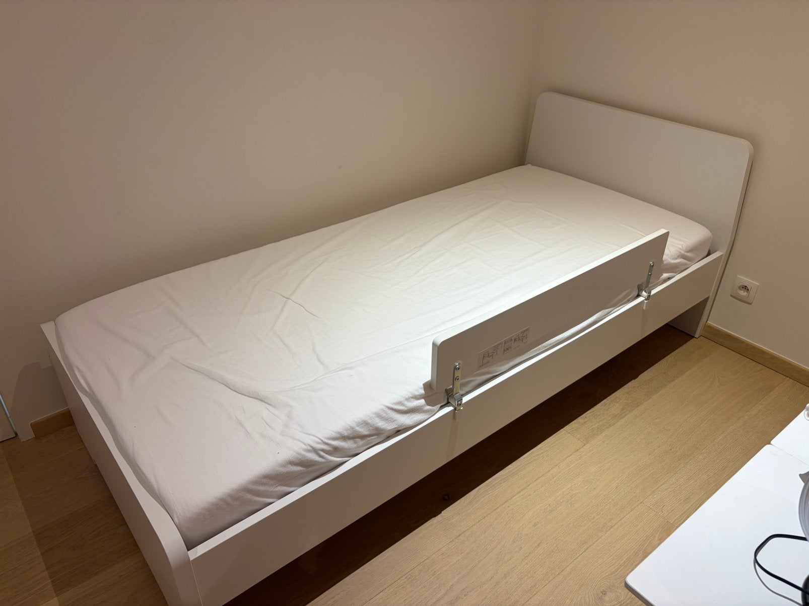 Ikea 1 persoonsbed, nauwelijks gebruikt, Huis en Inrichting, Slaapkamer | Bedden, Ophalen, Zo goed als nieuw
