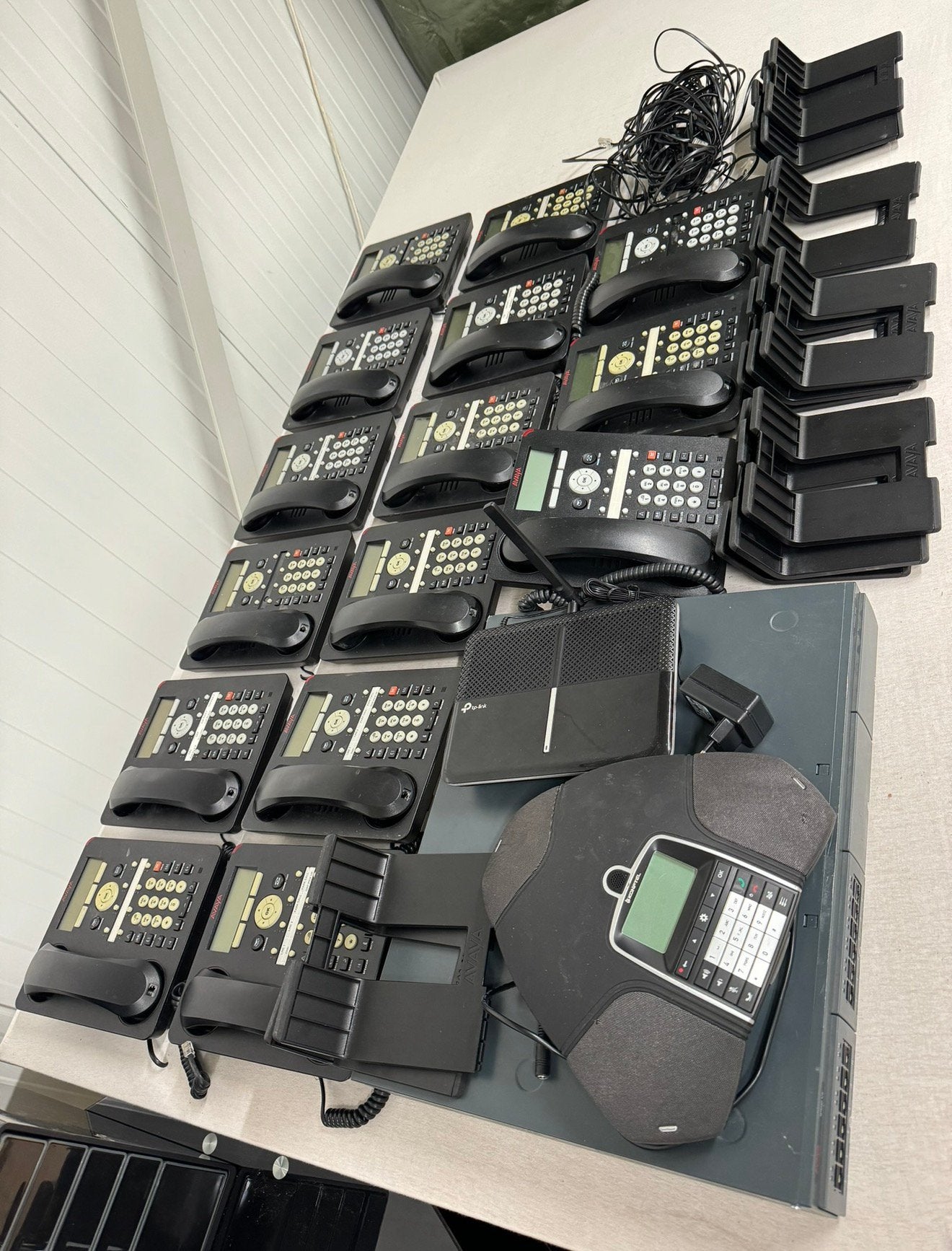 SET DE BUREAU XL Téléphone Avaya ip500 v2 Konftel 300Mx 15x, Télécoms, Télématique & VoIP, Enlèvement ou Envoi, Comme neuf