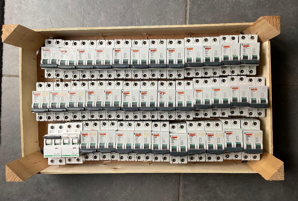 Grand lot de disconcteurs Merlin Gerin, Schneider, Vynckier, Enlèvement, Utilisé, Interrupteur