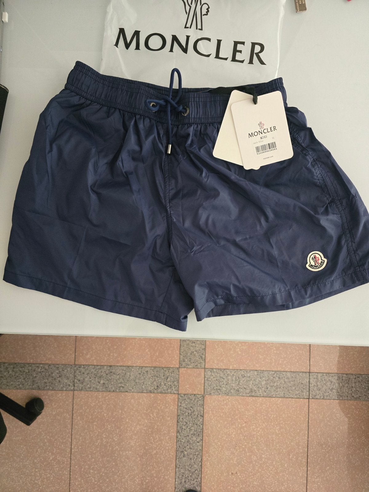 Moncler short de plage neuf taille L, Kleding | Heren, Badmode en Zwemkleding, Ophalen