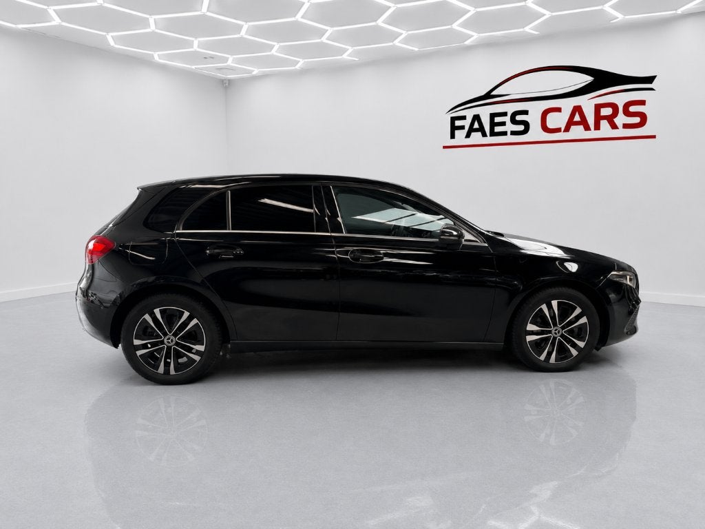 Mercedes A250E business Line PHEV, Auto's, Dealer onderhouden, Zwart, Leder, 5 deurs