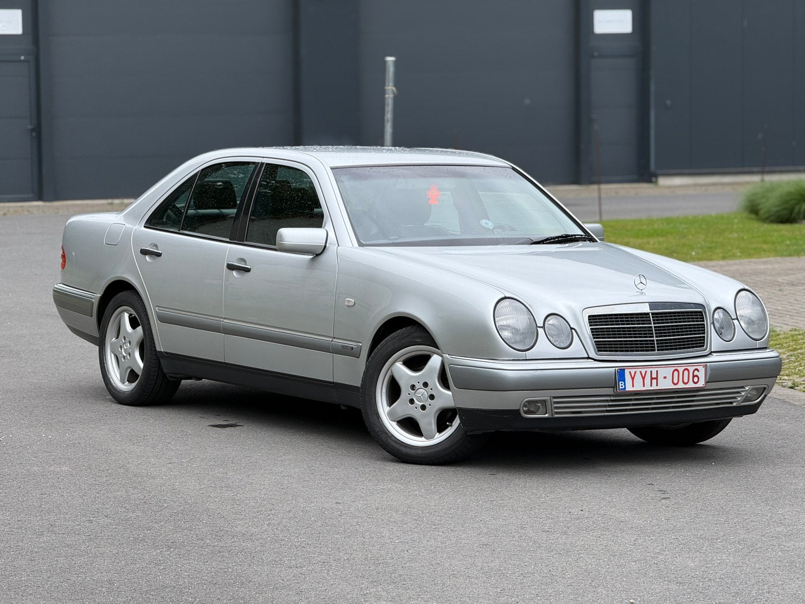 Mercedes E200 Elegance // 1999 // Airco // État Neuf, Argent ou Gris, Achat, 4 portes, Boîte manuelle