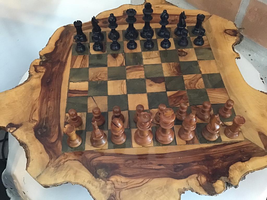 Waardevol olijfboomhouten schaakbord met houten stukken., Hobby en Vrije tijd, Gezelschapsspellen | Bordspellen, Zo goed als nieuw