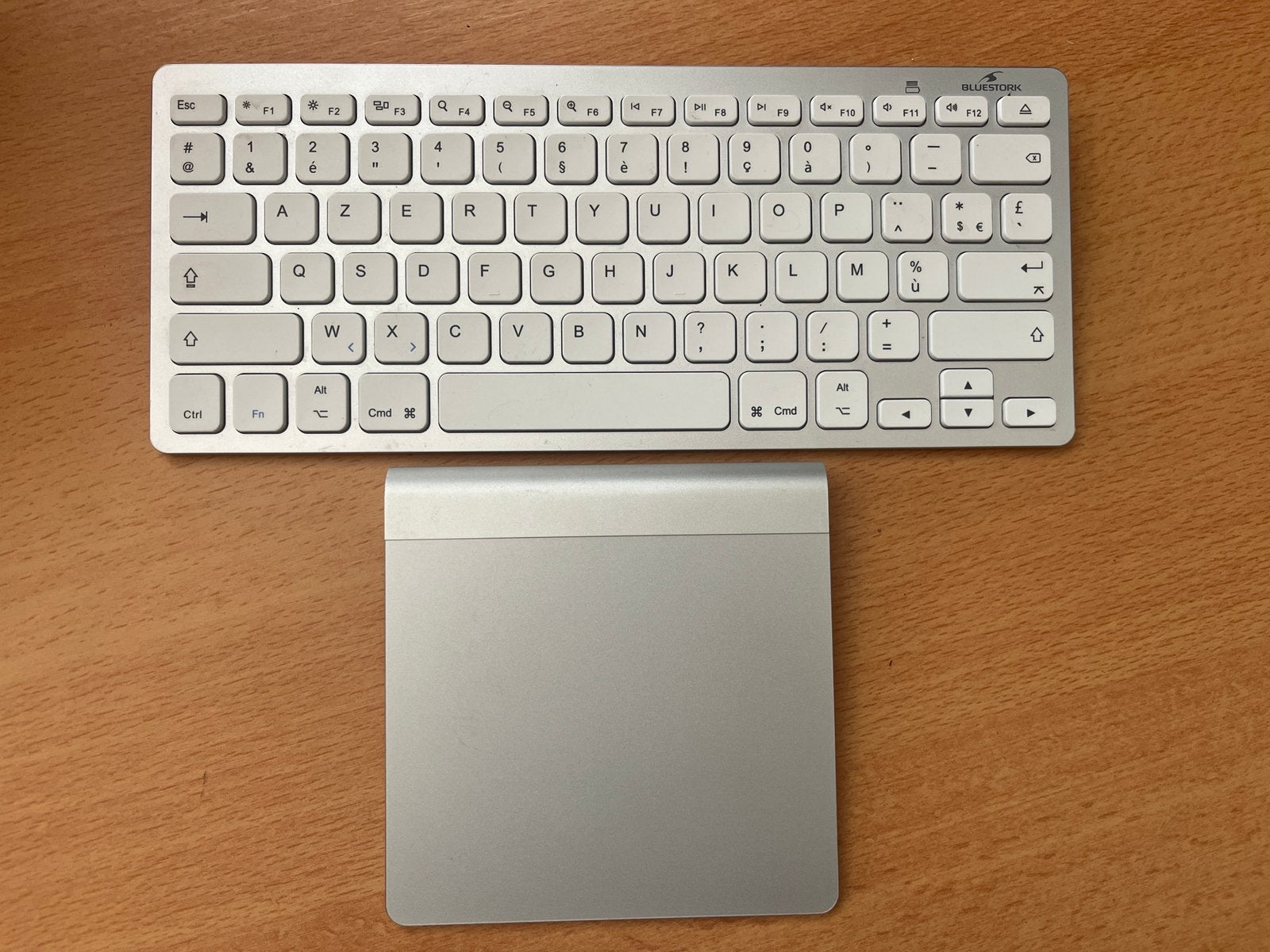 Clavier Bluetooth type Mac + Apple Magic Trackpad, Informatique & Logiciels, Claviers, Enlèvement ou Envoi