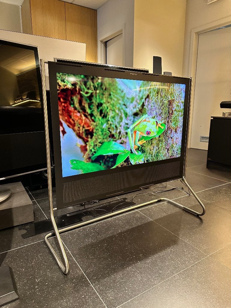 Bang & Olufsen Beoplay V1-40 op floor stand - B&O, Info@bang-olufsen.dk, Comme neuf, Enlèvement, Bang & Olufsen Alle 1 / DK-7600 Struer / Denmark