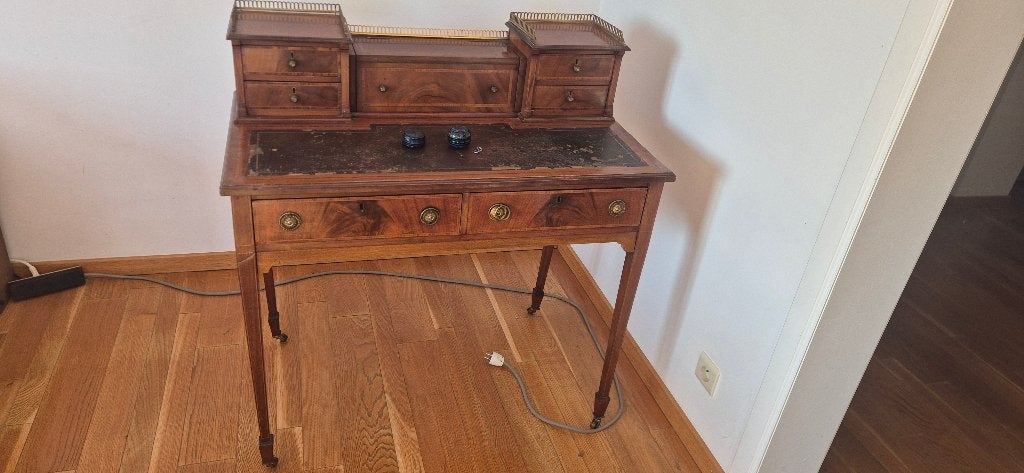 Joli bureau d'époque, Enlèvement
