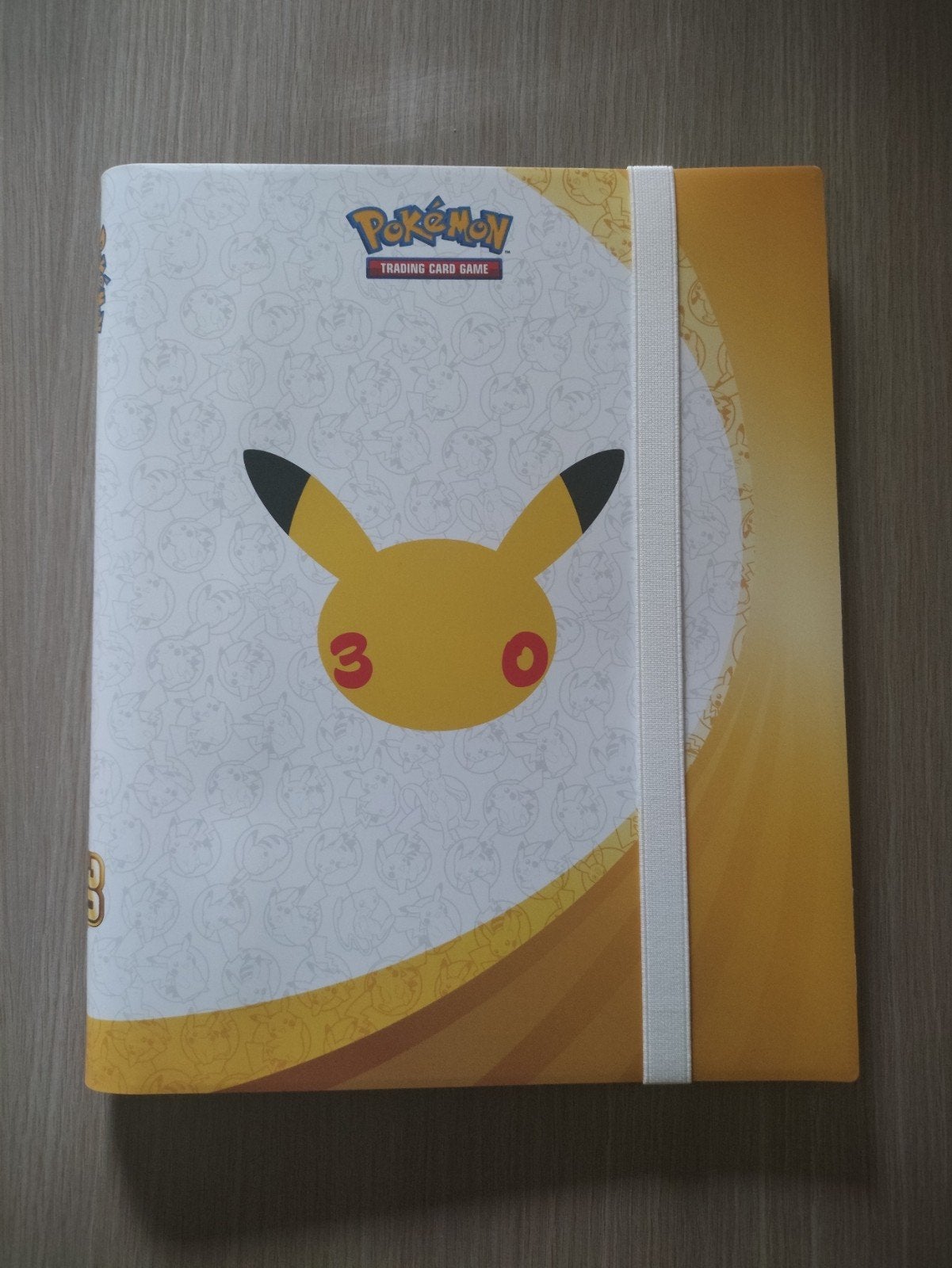Classeur Pokemon 30 ans, Hobby & Loisirs créatifs, Enlèvement, Neuf, Livre ou Catalogue
