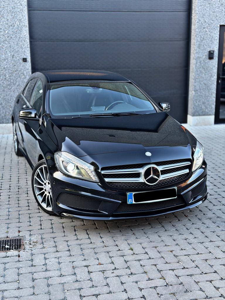 Mercedes-Benz A180 AMG-Pack/Automaat/Full LED/1J garantie, Auto's, Zwart, A-Klasse, Mercedes Used 1, https://public.car-pass.be/vhr/4f243619-f2c1-4845-9fab-2a019d922b60