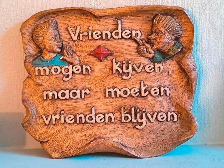 Gipsen wandbord ' Vrienden...', Antiquités & Art, Antiquités | Assiettes décoratives & Carrelages, Enlèvement ou Envoi