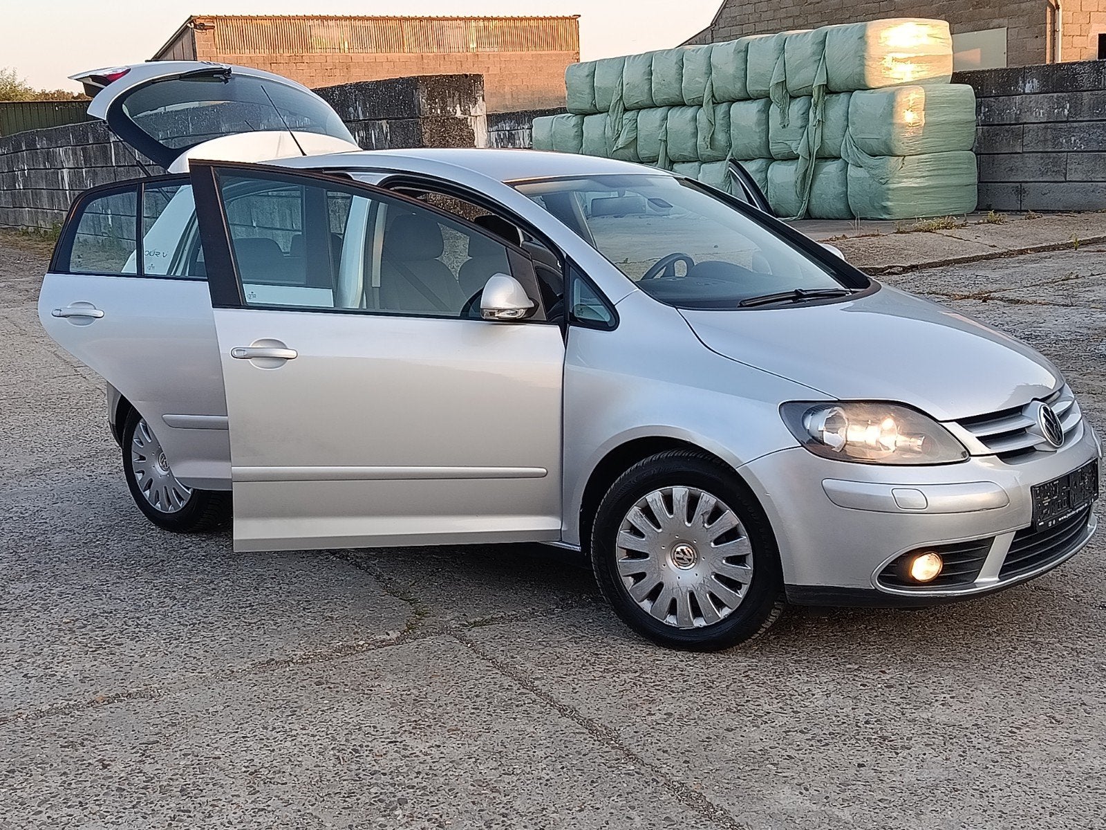 Golf 5 plus Tour /Benzine 1.6Cc/ 85 Kw Parkeer sensor /, Auto's, 1590 cc, Bedrijf, 5 deurs, Golf