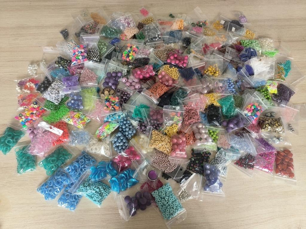 Kralen alle soorten en maten met 3 rollen elastische draad, Ophalen of Verzenden