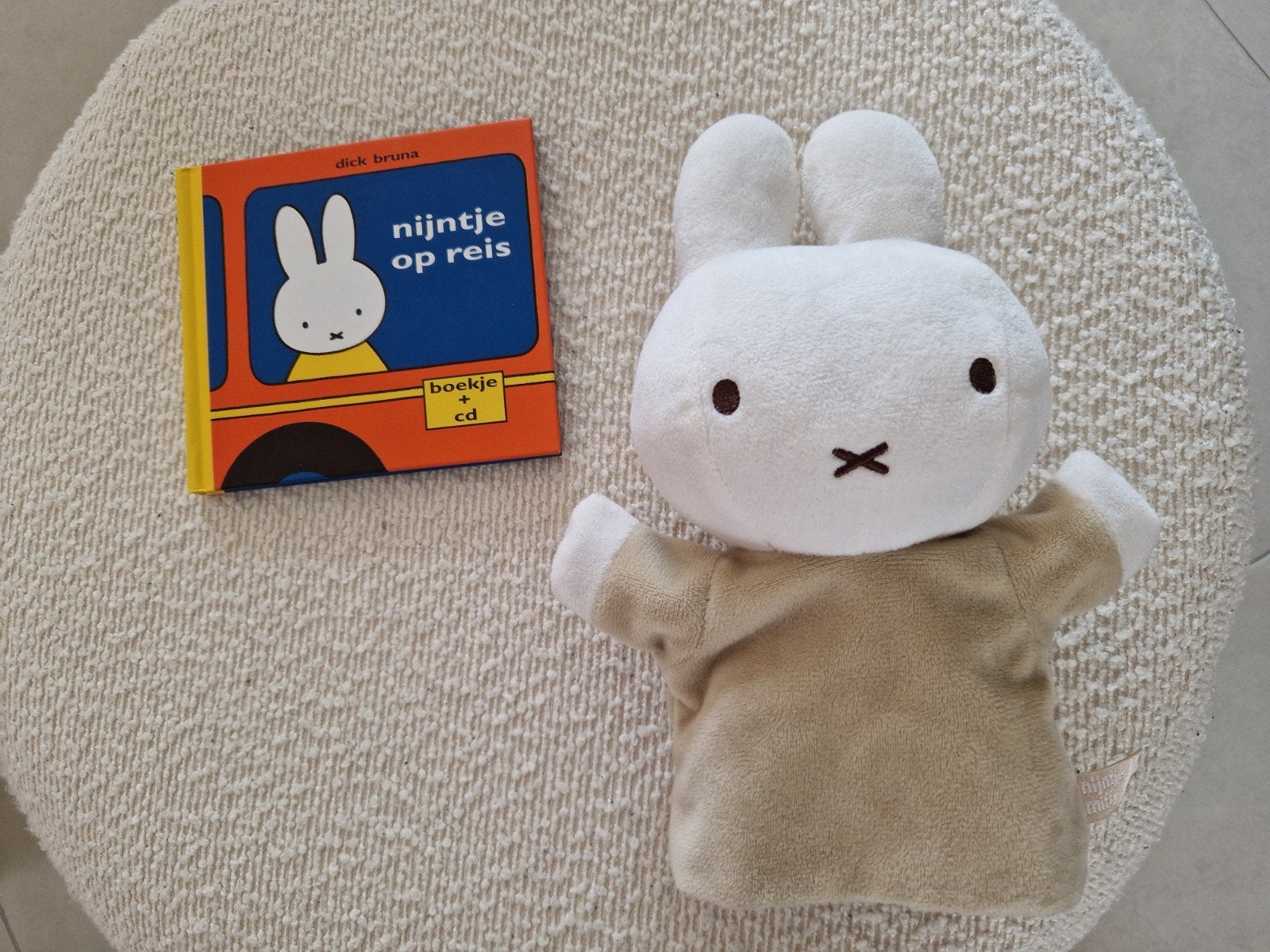 Boekje + cd Nijntje op reis met Nijntje handpop, Ophalen of Verzenden, Zo goed als nieuw, Dick Bruna, 2 tot 3 jaar