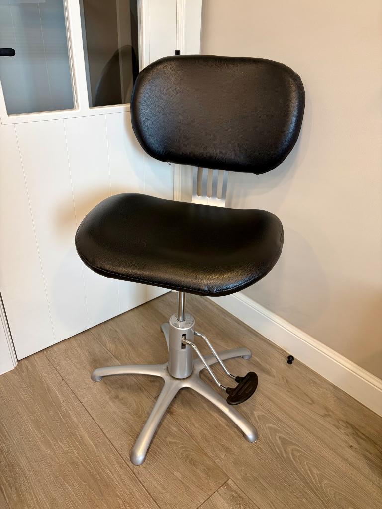 Fauteuil de coiffeur en cuir noir avec pompe, Maison & Meubles, Chaises, Comme neuf, Enlèvement, Noir, Cuir