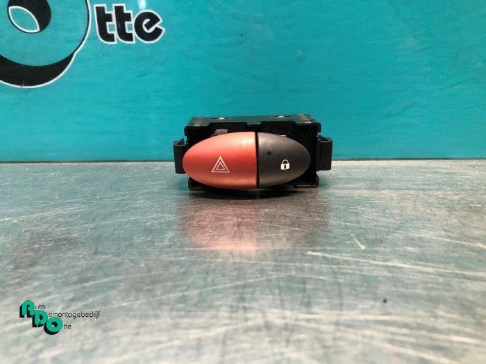 Commutateur éclairage d'urgence d'un Renault Twingo (Twingo, Renault, -, 3 mois de garantie, Utilisé