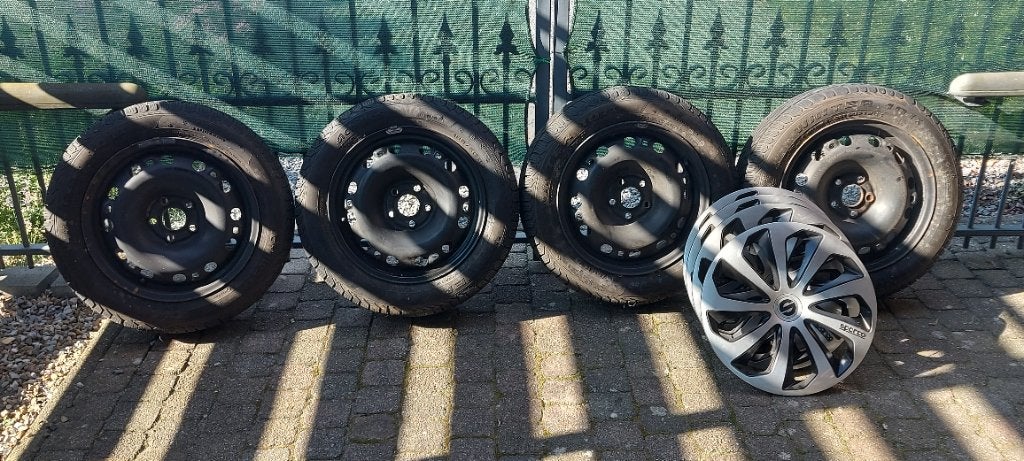 Winterbanden met wieldeksels, Ophalen, 15 inch, Winterbanden, Banden en Velgen