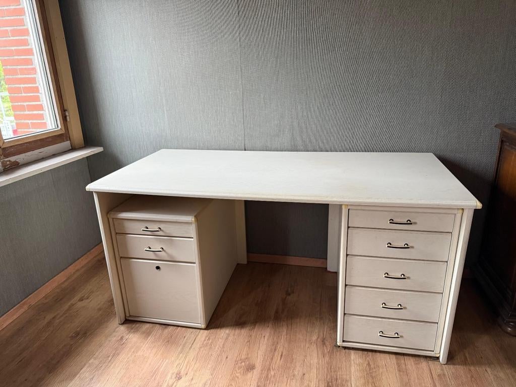 Bureau met stoel, Ophalen