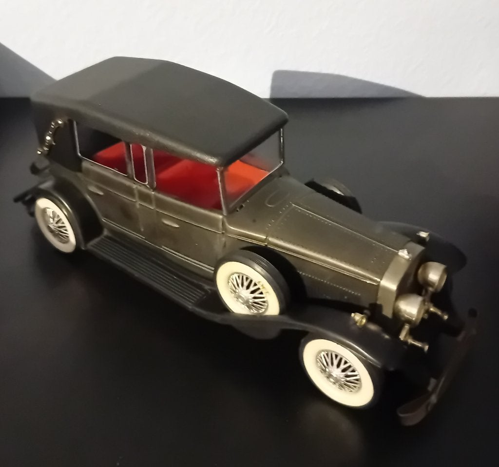 Vintage radio uit de jaren 60 in de vorm van een oldtimer., Collections, Marques automobiles, Motos & Formules 1, Utilisé, Voitures