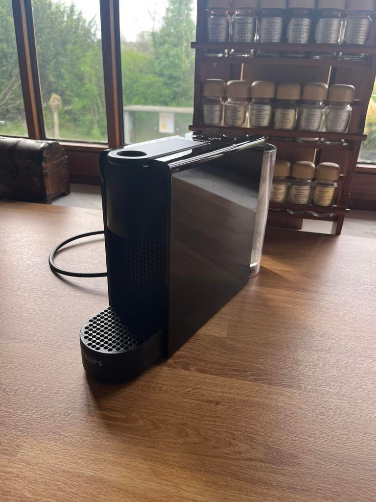 Nespresso koffiemachine, Ophalen of Verzenden, Zo goed als nieuw, Koffiemachine