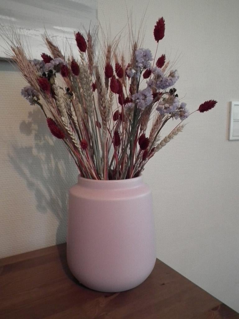 Roze keramische vaas, met gedroogde bloemen., Huis en Inrichting, Overige materialen, Overige kleuren, Verzenden, Nieuw