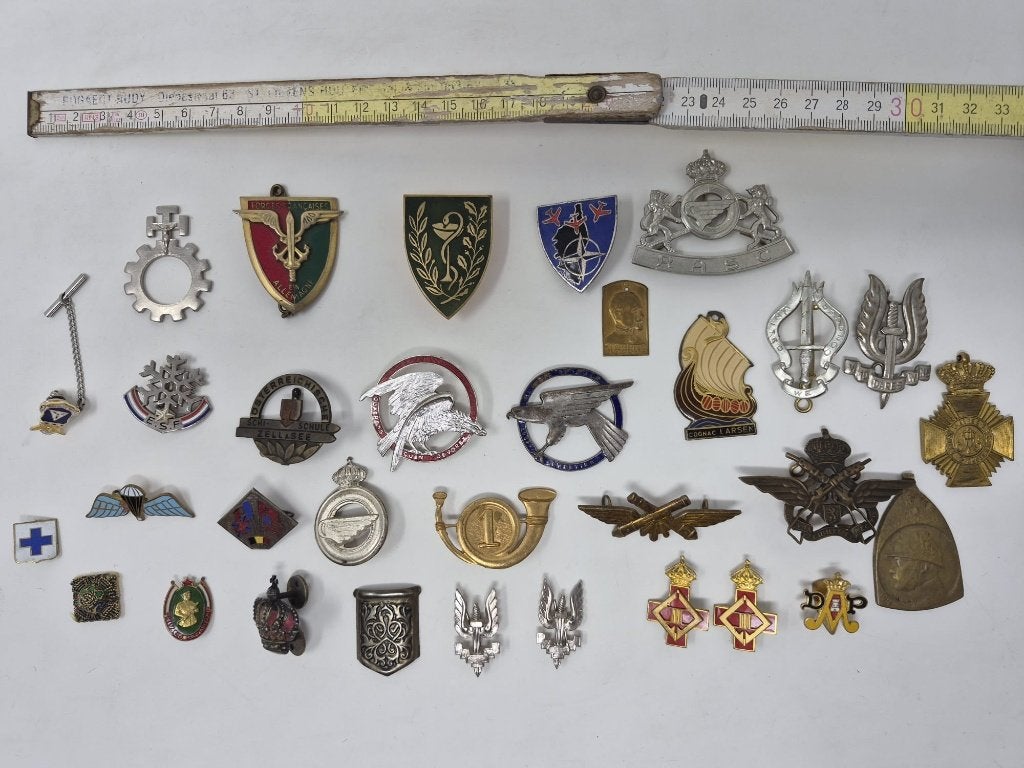 rote verzameling militaire & regimentaire insignes, Ophalen