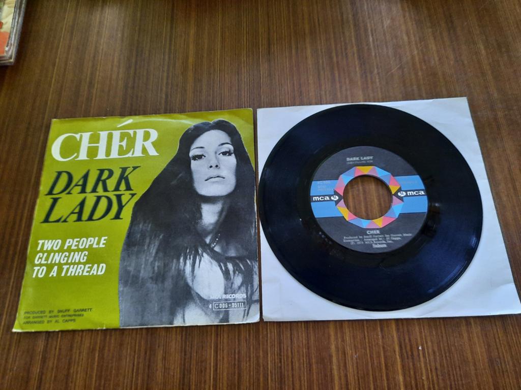 Cher Dark lady/Two people glinging to a thread, Ophalen of Verzenden