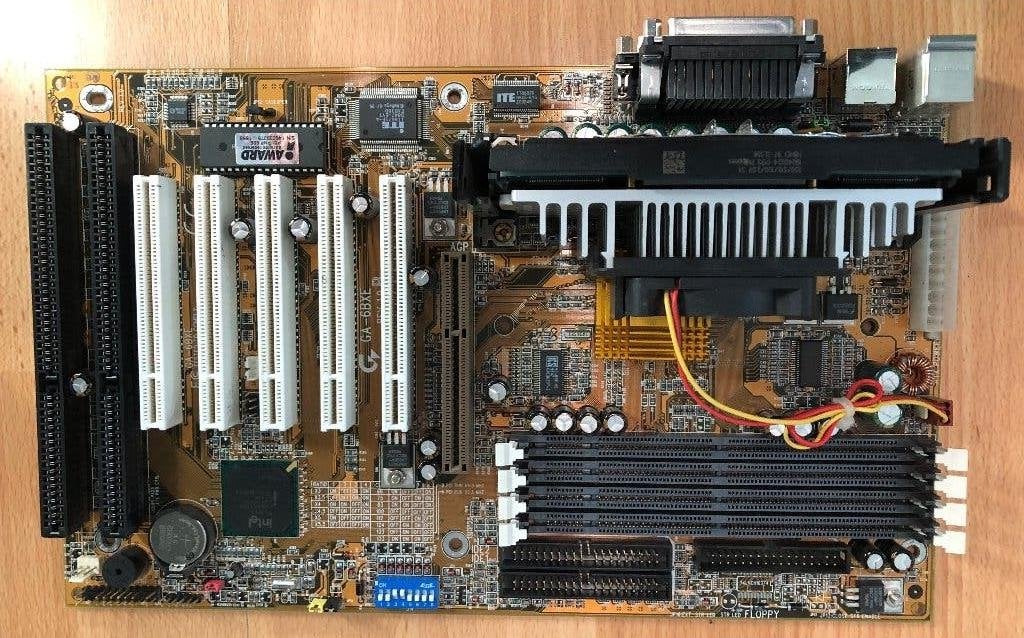 MB23 Gigabyte GA-6BXE (slot1, ATX) + Intel PII350Mhz (SL2WZ), Computers en Software, Moederborden, Zo goed als nieuw, Intel, Overige soorten