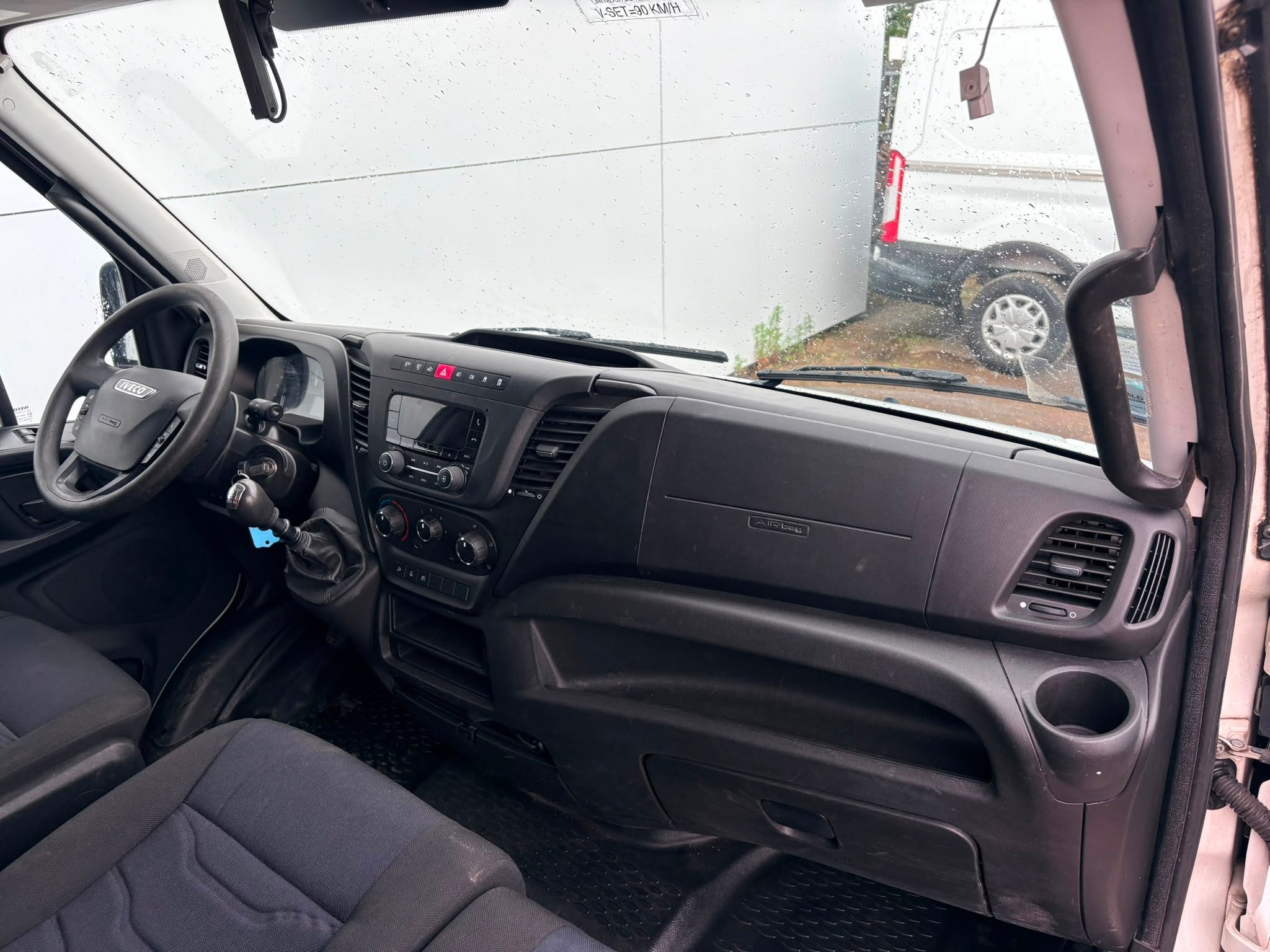 Iveco Daily 35C14 2.3 L2H2 Dubbellucht Airco Cruise control, Auto's, Gebruikt, Euro 6, Iveco, Wit