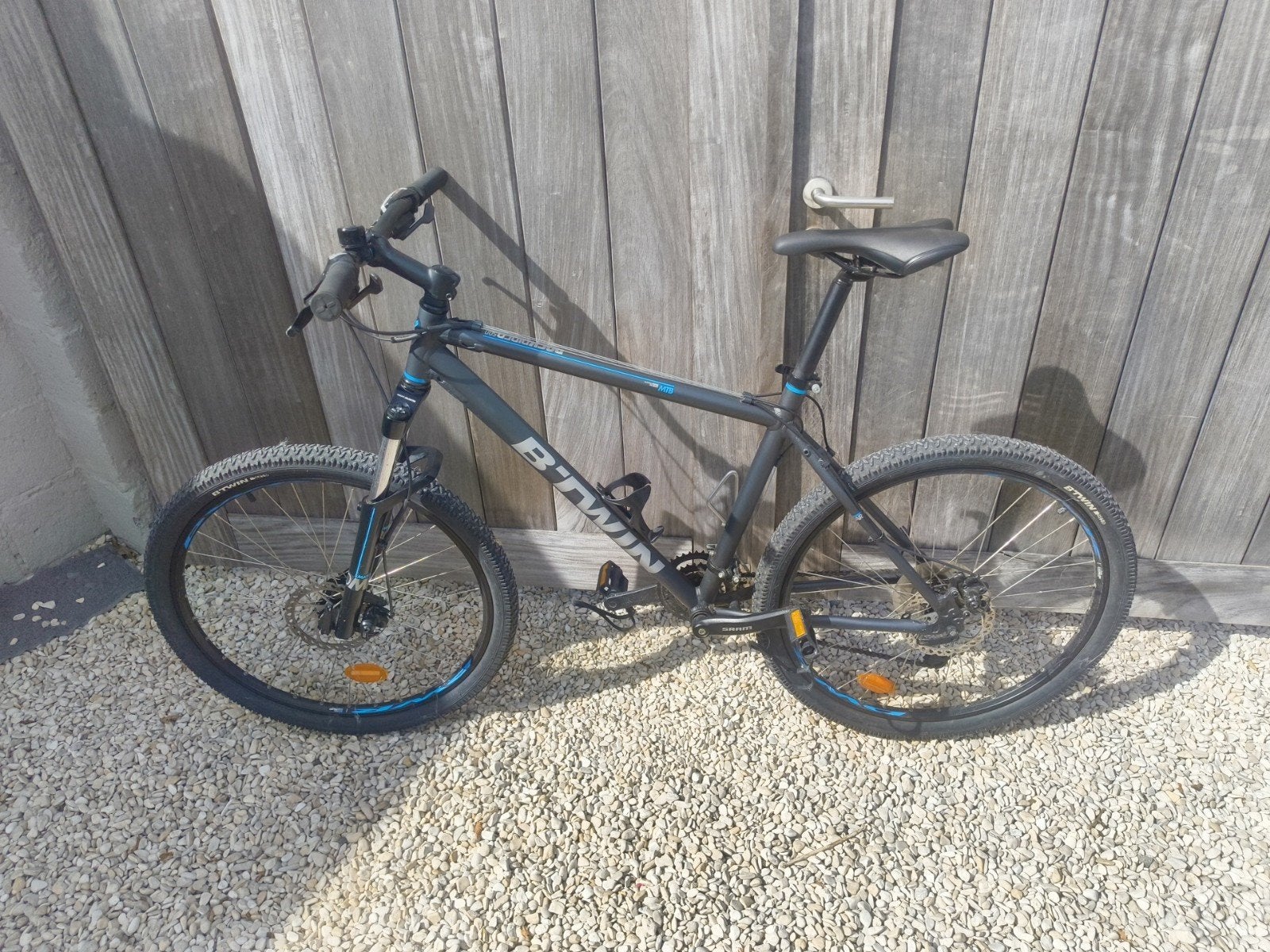 VTT B'Twin Rockrider 500, roues de 26 pouces,, Vélos & Vélomoteurs, Enlèvement