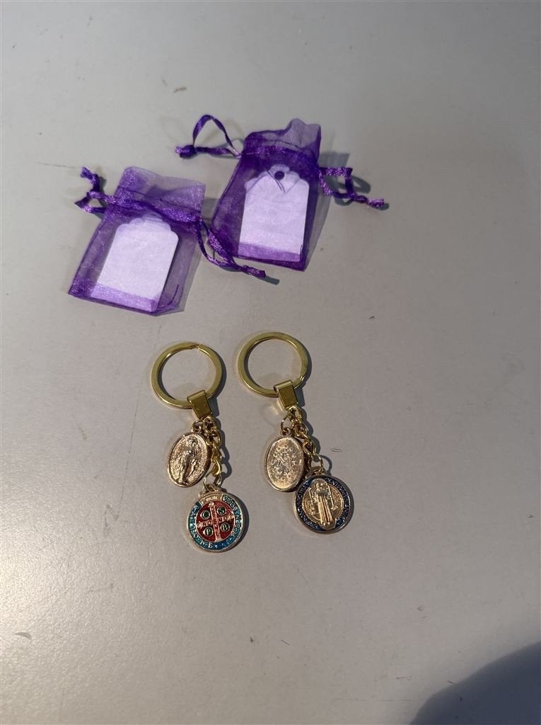 sleutelhanger twee stuks St. Saint Benedict pendant Mary cha, Verzamelen, Sleutelhangers, Ophalen of Verzenden, Nieuw