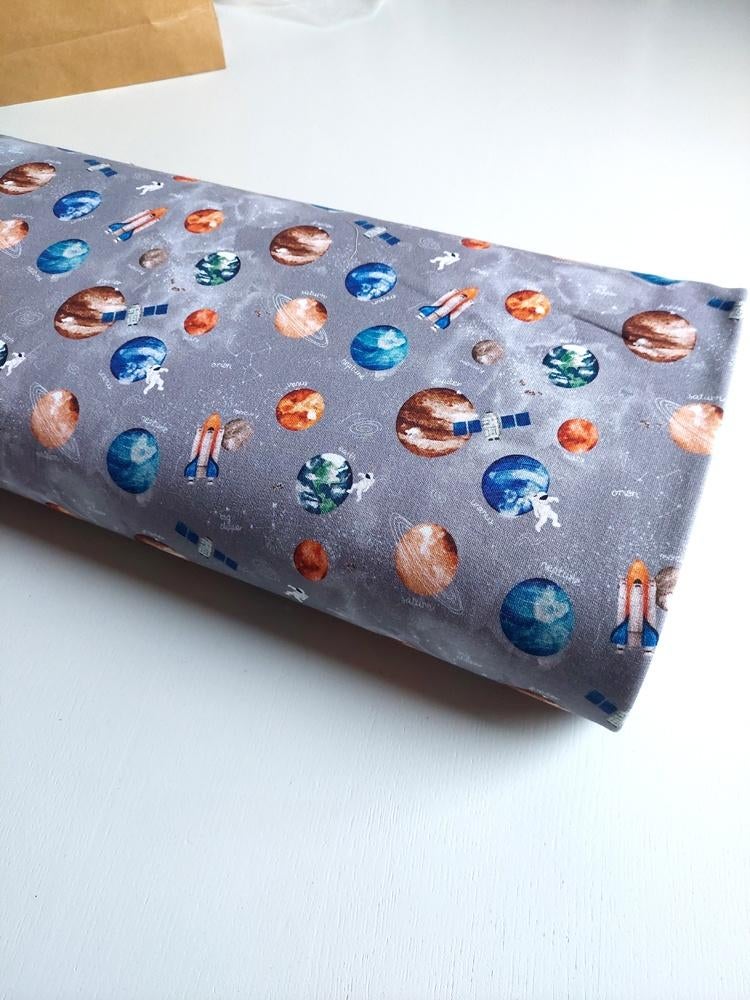 Promo! 3332)145x50cm french terry planeet astronaut grijs, Hobby en Vrije tijd, Stoffen en Lappen, Nieuw, Katoen, 120 cm of meer