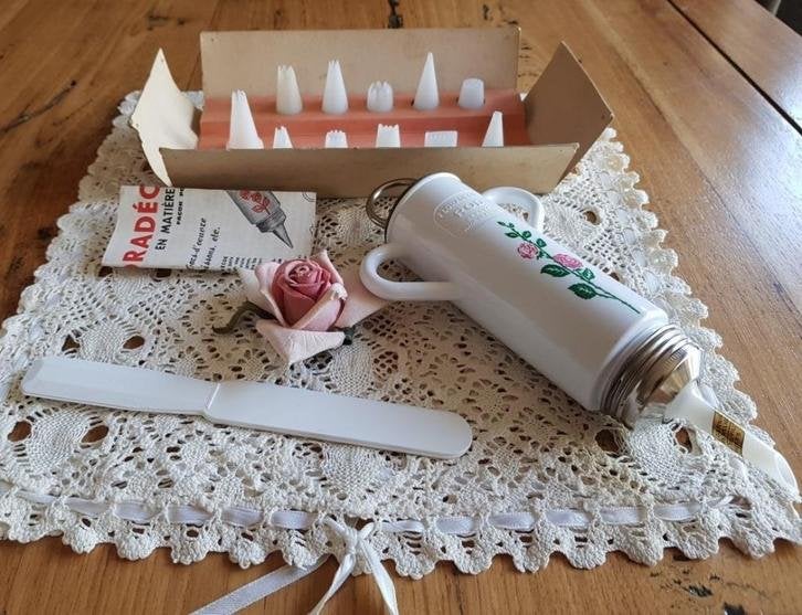 Witte vintage Franse slagroom spuit met rode roosjes, Enlèvement ou Envoi