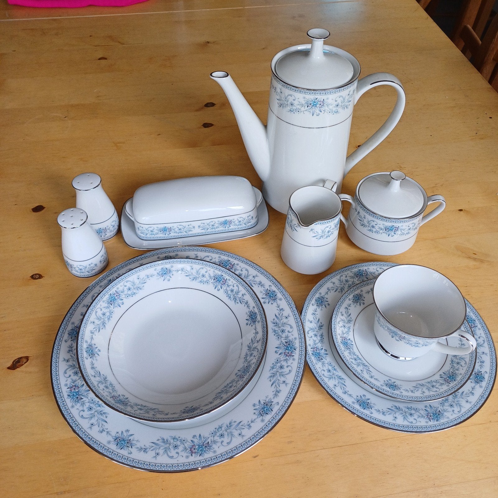 Noritake blue hill 2482, Antiek en Kunst, Antiek | Servies compleet, Ophalen
