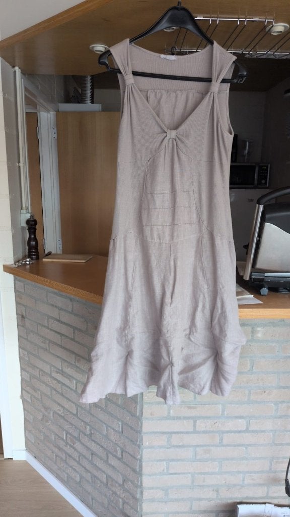 beige kleed + gilet - XL - 10€, Kleding | Dames, Grote Maten, Ophalen of Verzenden, Gedragen, Beige, Jurk
