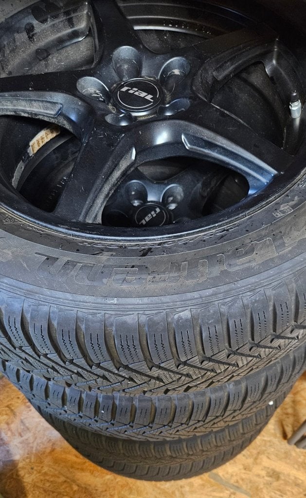 Kit hiver Hyundai TUCSON 17pouces + barres de toit, Autos : Pièces & Accessoires, Pneus et Jantes, Pneus hiver, Véhicule de tourisme