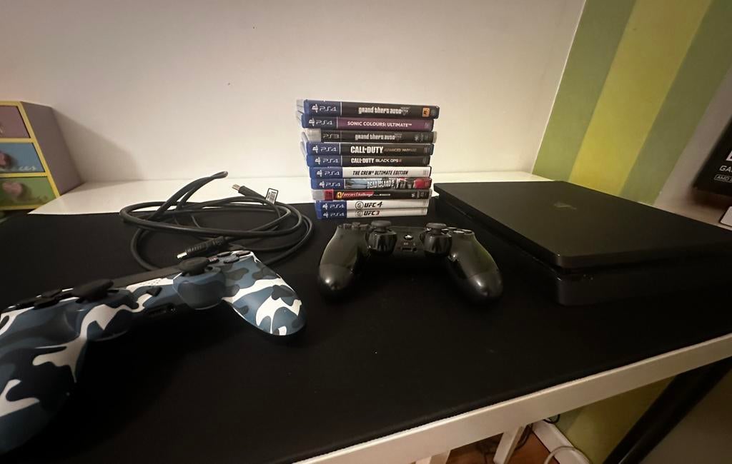 PlayStation 4 Slim + 2 Controllers + 9 Games – €200, Comme neuf, Enlèvement, Noir, Avec 2 manettes