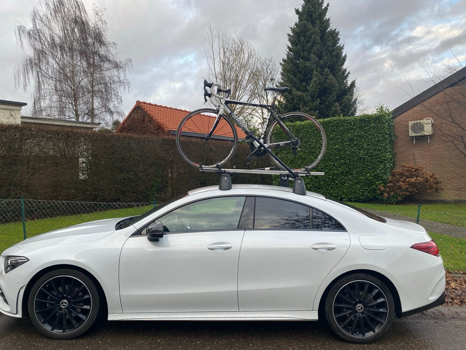 Barres de toit et 2 porte-vélos-Mercedes CLA Coupé, Enlèvement, Comme neuf