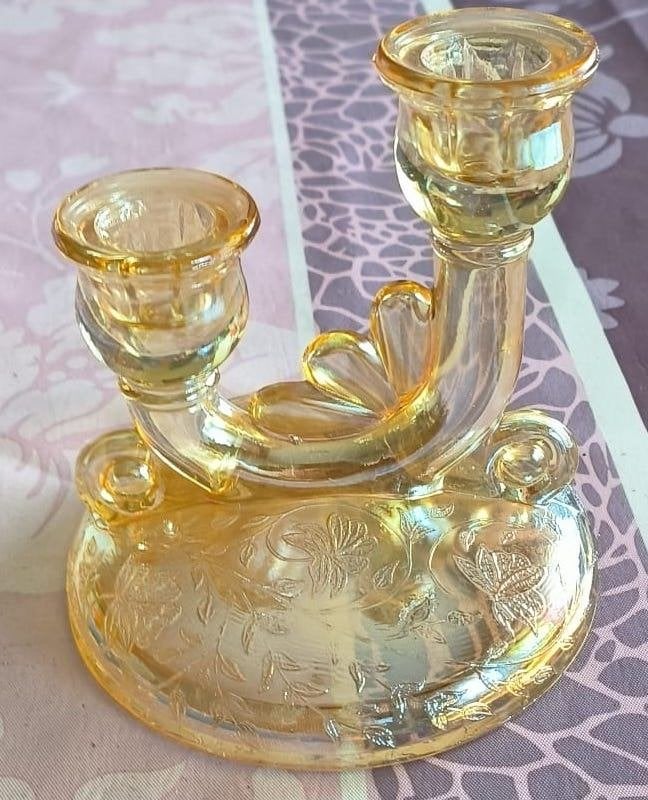 Vintage dubbele kandelaar in Goudsbloem, Antiquités & Art, Antiquités | Bougeoirs, Verre, Enlèvement ou Envoi