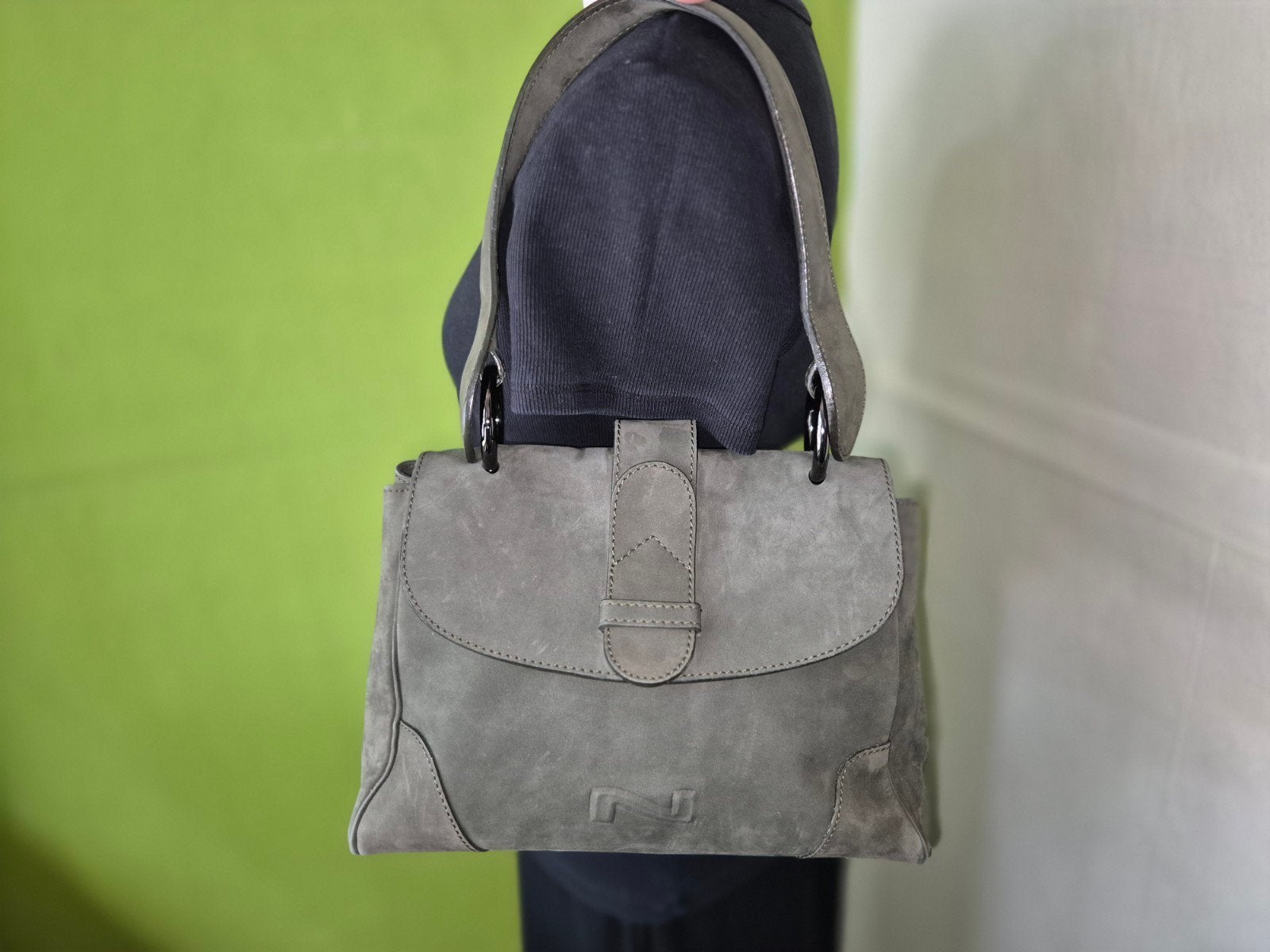 Sac à bandoulière en daim Nathan Baume gris vert, Bijoux, Sacs & Beauté, Enlèvement ou Envoi, Comme neuf, Sac à main