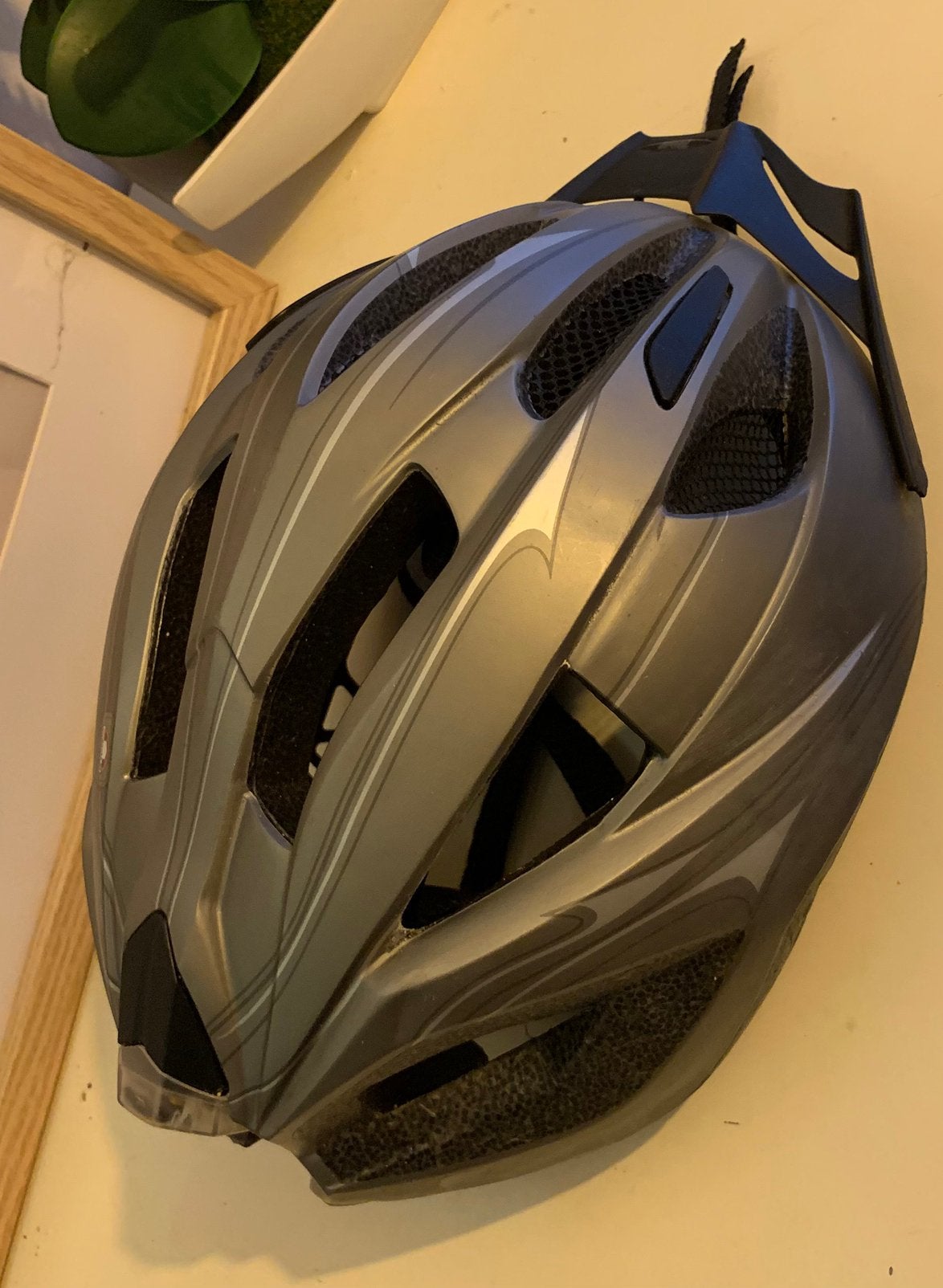 Casque de vélo CRIVIT avec éclairage LED - état neuf, Vélos & Vélomoteurs, Accessoires vélo | Casques de vélo, Comme neuf, Enlèvement ou Envoi