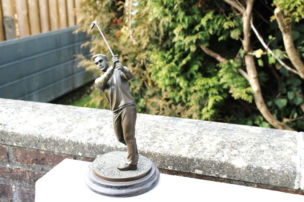 gesigneerd bronzen beeld van een golfer, MILO, Antiek en Kunst, Ophalen of Verzenden, Brons