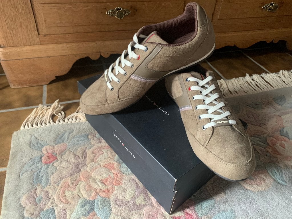 Tommy Hilfiger suède sneakers Timberwolf - nieuw, Kleding | Heren, Ophalen of Verzenden, Sneakers