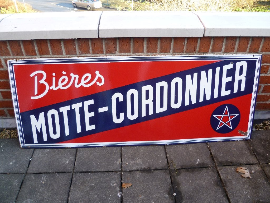 PLAQUE ÉMAILLÉ « BIERES MOTTE-CORDONNIER » DES ANNÉES 1950, Enlèvement, Utilisé, Panneau publicitaire
