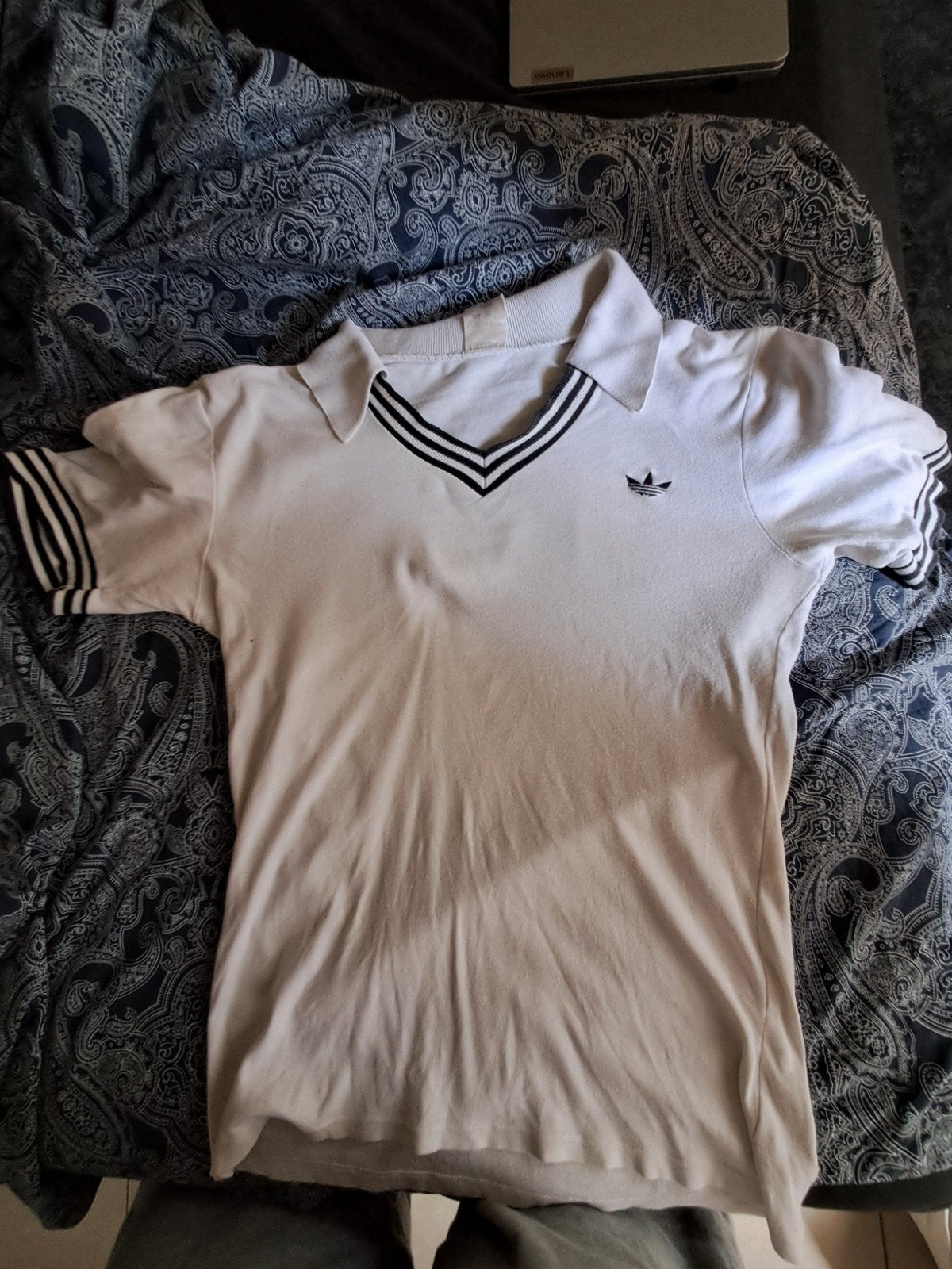 Vintage wit met zwart gestreepte adidas Originals V-hals pol, Enlèvement, Blanc