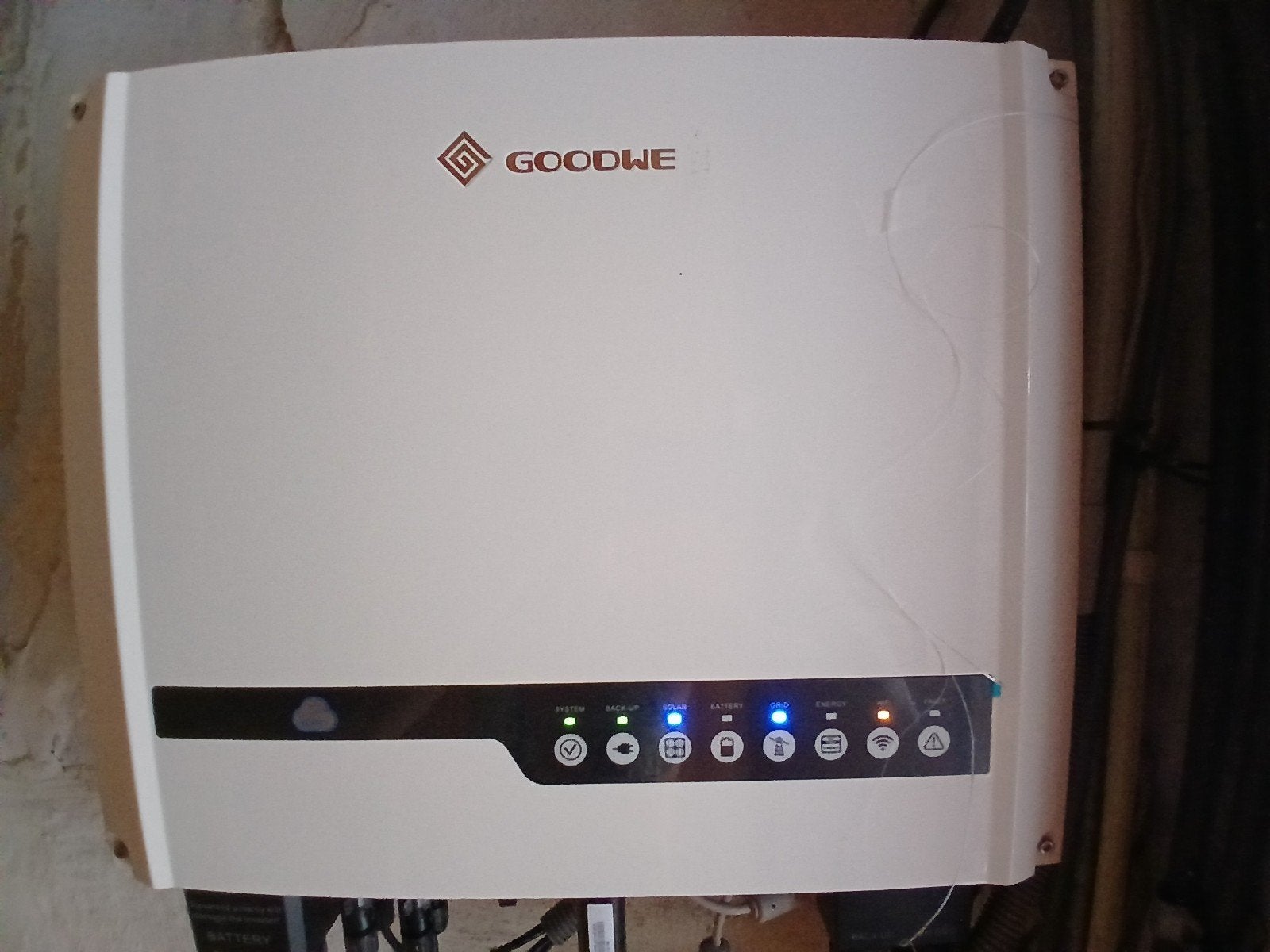 GOODWE Omvormer zonnepanelen eenfasig, Doe-het-zelf en Bouw, Zonnepanelen en Toebehoren, Ophalen, Zo goed als nieuw, 200 wattpiek of meer